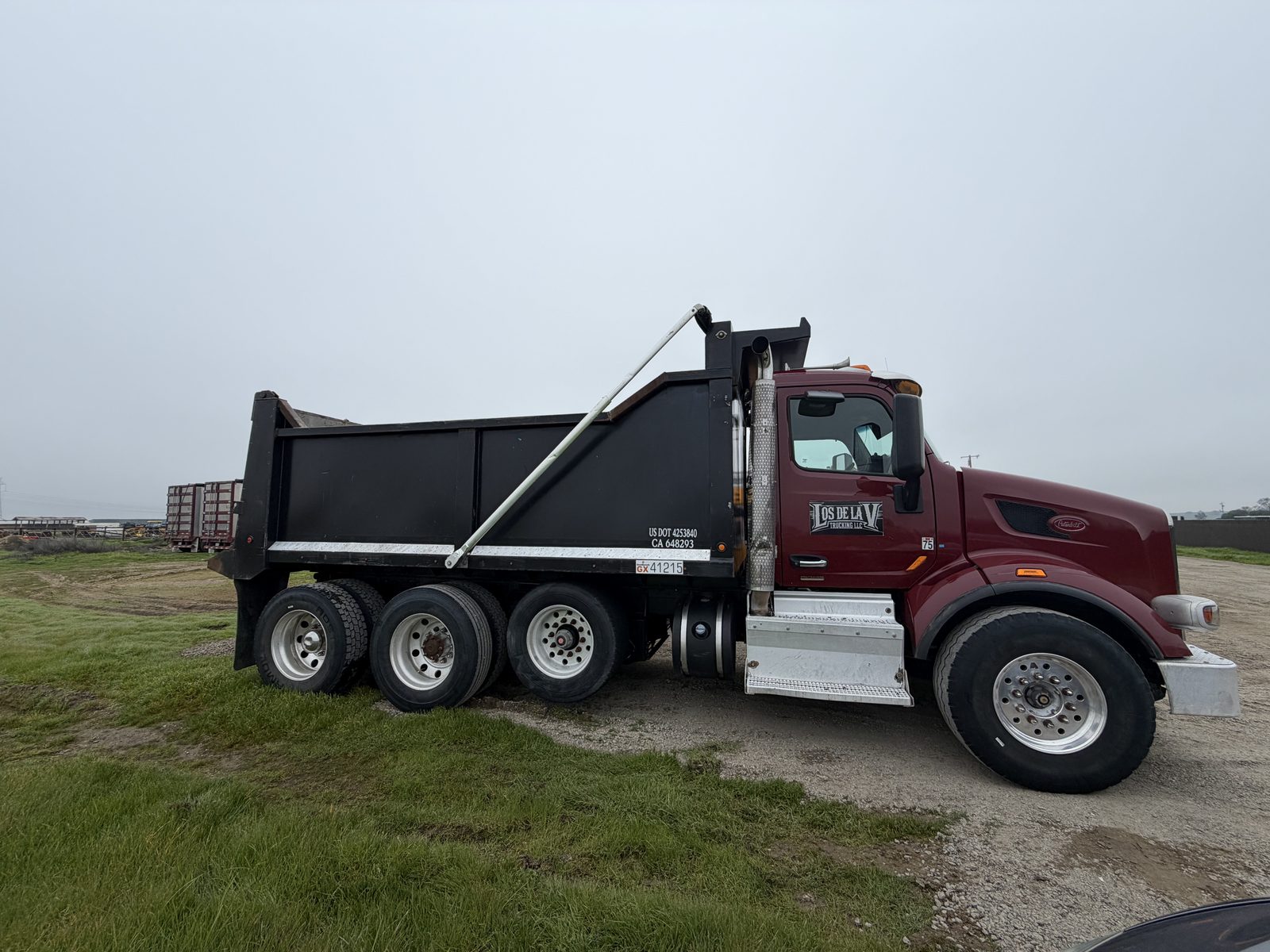 Los De La V Trucking dump truck on the job